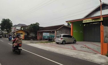 New Warehouse for Rent, Ready to Occupy on the Main Road Near Sleman Regional Government