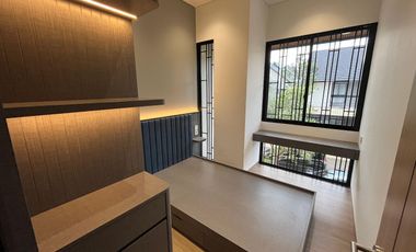 Rumah Modern Luas dengan 4 Kamar Tidur di Sawangan, Depok!