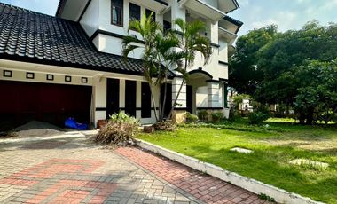 DISEWAKAN RUMAH MEWAH 2 LANTAI 5BR FULL FURNISHED CLASSIC MEWAH SURABAYA