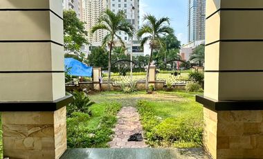 DISEWAKAN RUMAH MEWAH 2 LANTAI 5BR FULL FURNISHED CLASSIC MEWAH SURABAYA