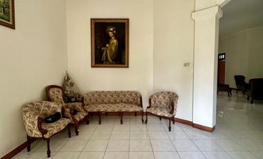DISEWAKAN RUMAH MEWAH 2 LANTAI 5BR FULL FURNISHED CLASSIC MEWAH SURABAYA