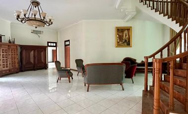 DISEWAKAN RUMAH MEWAH 2 LANTAI 5BR FULL FURNISHED CLASSIC MEWAH SURABAYA