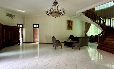 DISEWAKAN RUMAH MEWAH 2 LANTAI 5BR FULL FURNISHED CLASSIC MEWAH SURABAYA