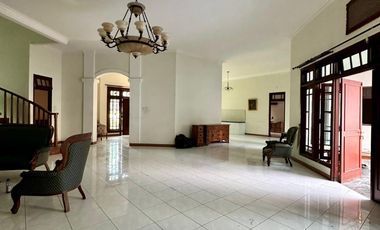 DISEWAKAN RUMAH MEWAH 2 LANTAI 5BR FULL FURNISHED CLASSIC MEWAH SURABAYA