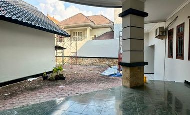DISEWAKAN RUMAH MEWAH 2 LANTAI 5BR FULL FURNISHED CLASSIC MEWAH SURABAYA