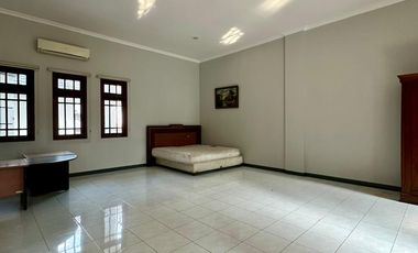 DISEWAKAN RUMAH MEWAH 2 LANTAI 5BR FULL FURNISHED CLASSIC MEWAH SURABAYA