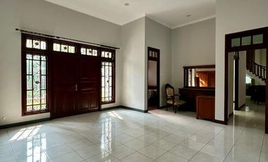 DISEWAKAN RUMAH MEWAH 2 LANTAI 5BR FULL FURNISHED CLASSIC MEWAH SURABAYA