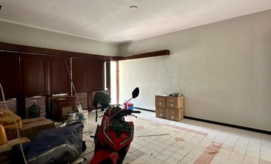DISEWAKAN RUMAH MEWAH 2 LANTAI 5BR FULL FURNISHED CLASSIC MEWAH SURABAYA