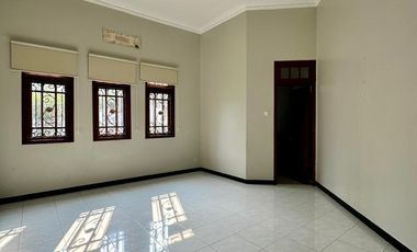 DISEWAKAN RUMAH MEWAH 2 LANTAI 5BR FULL FURNISHED CLASSIC MEWAH SURABAYA