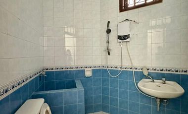 DISEWAKAN RUMAH MEWAH 2 LANTAI 5BR FULL FURNISHED CLASSIC MEWAH SURABAYA