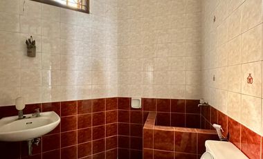 DISEWAKAN RUMAH MEWAH 2 LANTAI 5BR FULL FURNISHED CLASSIC MEWAH SURABAYA