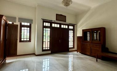DISEWAKAN RUMAH MEWAH 2 LANTAI 5BR FULL FURNISHED CLASSIC MEWAH SURABAYA