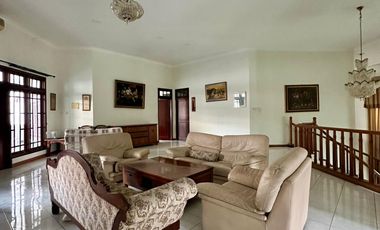 DISEWAKAN RUMAH MEWAH 2 LANTAI 5BR FULL FURNISHED CLASSIC MEWAH SURABAYA