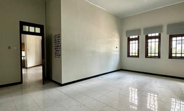 DISEWAKAN RUMAH MEWAH 2 LANTAI 5BR FULL FURNISHED CLASSIC MEWAH SURABAYA