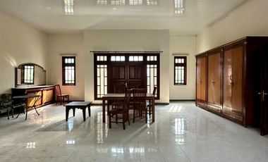 DISEWAKAN RUMAH MEWAH 2 LANTAI 5BR FULL FURNISHED CLASSIC MEWAH SURABAYA