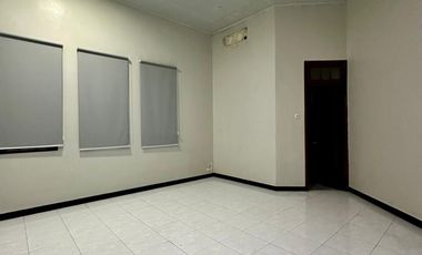 DISEWAKAN RUMAH MEWAH 2 LANTAI 5BR FULL FURNISHED CLASSIC MEWAH SURABAYA