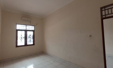 Disewakan Rumah Siap Huni dengan Ukuran Tanah 6 X 20 Meter Row 4 Mobil di Kelapa Puan Kelapa Gading