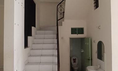 Disewakan Rumah Siap Huni dengan Ukuran Tanah 6 X 20 Meter Row 4 Mobil di Kelapa Puan Kelapa Gading