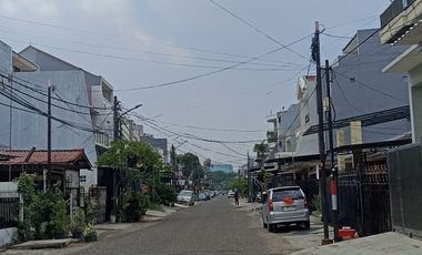 Disewakan Rumah Siap Huni dengan Ukuran Tanah 6 X 20 Meter Row 4 Mobil di Kelapa Puan Kelapa Gading