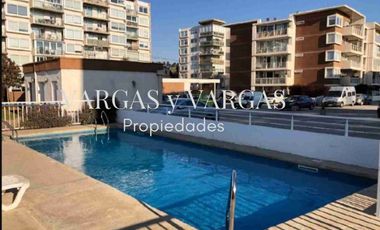 Arriendo departamento amoblado, en condominio. Las Encinas, Reñaca, Viña del Mar. 1 D, 1 B, estacionamiento, Patio y terraza, bodega. Marzo - Diciembre. Condominio cerrado. Seguridad 24/7. Estacionamiento