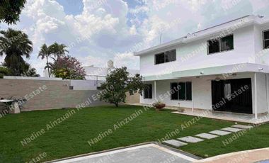 Se vende, Exclusiva Residencia en Fraccionamiento Campestre, Mérida, Yucatán, México. Recién Renovada con 900 m² de Terreno. Lista para habitar.