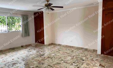 Se vende, Exclusiva Residencia en Fraccionamiento Campestre, Mérida, Yucatán, México. Recién Renovada con 900 m² de Terreno. Lista para habitar.