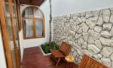 A Unique Villa Stay Experience with a Tropical Touch 3 minutes to Pakuwon Mall