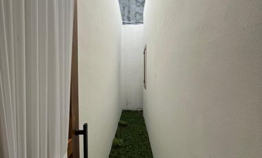 A Unique Villa Stay Experience with a Tropical Touch 3 minutes to Pakuwon Mall