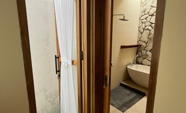 A Unique Villa Stay Experience with a Tropical Touch 3 minutes to Pakuwon Mall