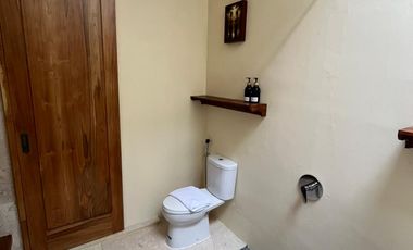 A Unique Villa Stay Experience with a Tropical Touch 3 minutes to Pakuwon Mall