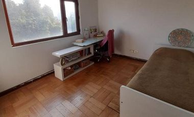 Amplio departamento junto a plaza Italia. Urge venta porque el propietario se muda por trabajo.
