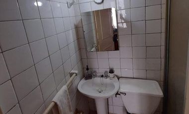 Amplio departamento junto a plaza Italia. Urge venta porque el propietario se muda por trabajo.