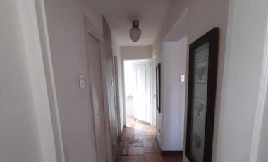 Amplio departamento junto a plaza Italia. Urge venta porque el propietario se muda por trabajo.