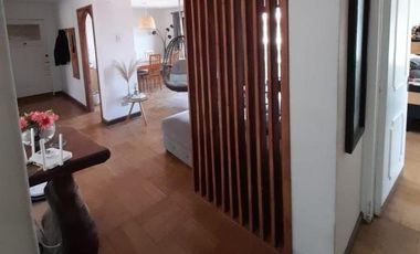 Amplio departamento junto a plaza Italia. Urge venta porque el propietario se muda por trabajo.