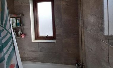 Amplio departamento junto a plaza Italia. Urge venta porque el propietario se muda por trabajo.