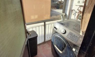 Amplio departamento junto a plaza Italia. Urge venta porque el propietario se muda por trabajo.