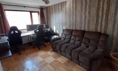 Amplio departamento junto a plaza Italia. Urge venta porque el propietario se muda por trabajo.