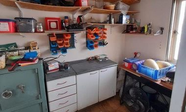 Amplio departamento junto a plaza Italia. Urge venta porque el propietario se muda por trabajo.