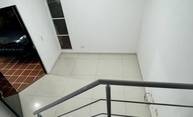 CASA DE 2 PISOS EN LUGAR RESIDENCIAL.-