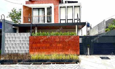 rumah dan villa ekslusif jalan palagan dekat hotel hyatt ada kolam renang