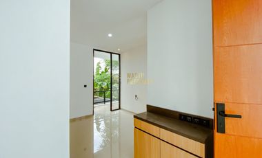 DIJUAL RUMAH NYAMAN 2 LANTAI LOKASI PREMIM MAGUWOHARJO