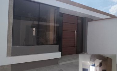 VENTA DE CASA EN URB. 2000