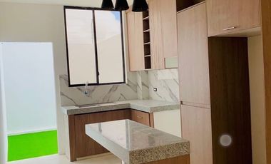 VENTA DE CASA EN URB. 2000