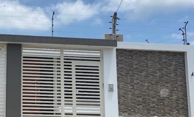 VENTA DE CASA EN URB. 2000