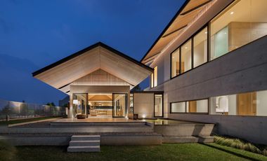 Rumah Exclusive View danau Mewah dan Luxury di Kota Baru Parahyangan