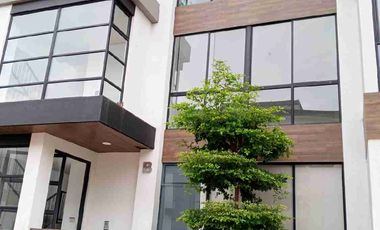 Venta de hermoso departamento en urbanización Riverside. Samborondon km 2.5.