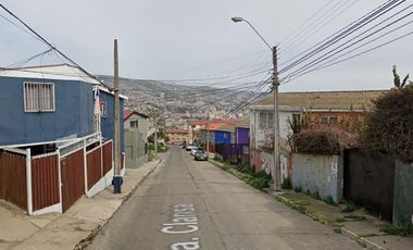 Se vende casa de dos pisos en Cerro Larrain referencia colegio Murialdo, Valparaiso