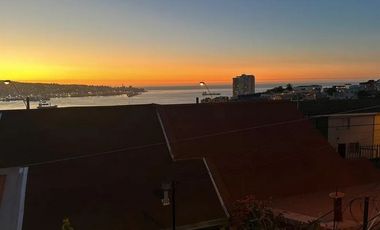 Se vende casa de dos pisos en Cerro Larrain referencia colegio Murialdo, Valparaiso