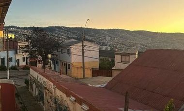 Se vende casa de dos pisos en Cerro Larrain referencia colegio Murialdo, Valparaiso