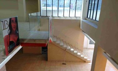 RENTO LOCAL COMERCIAL DE 600m2, DOS PLANTAS EN ZONA COMERCIAL NORTE DE QUITO